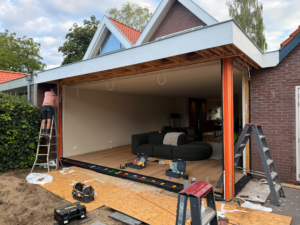Foto plaatsen Griekse kozijnen buitenzijde woning
